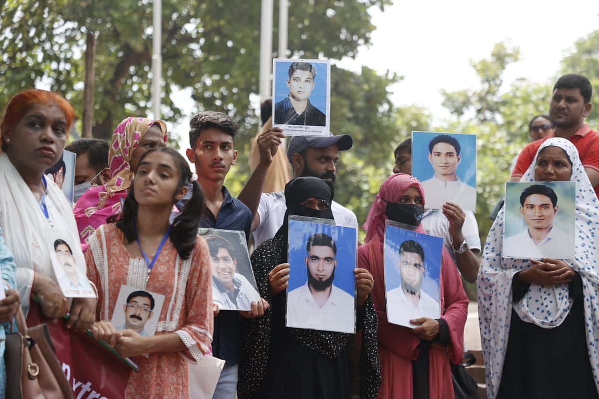 গুম হওয়া ব্যক্তিদের ছবি নিয়ে স্বজনেরা দীর্ঘ মানববন্ধন করেছেন শহীদ মিনার চত্বরে